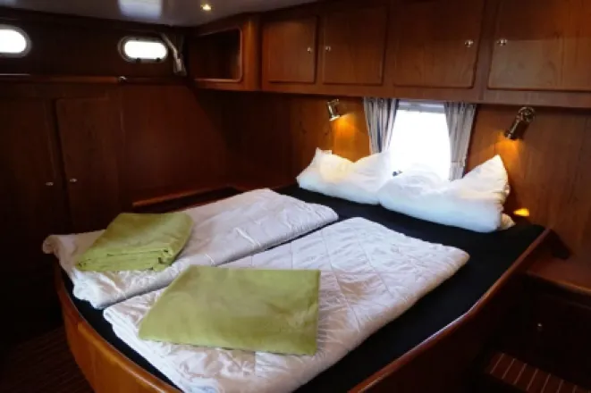 französisches Bett in der hinteren Kabine 