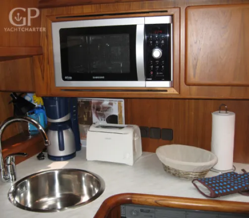 Küchenzeile mit Mikrowelle