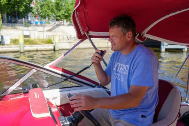 Funkgerät wird durch den Skipper bedient 