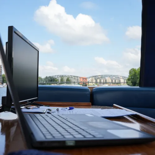 Aussicht vom Tisch mit Laptop und Monitor an Bord eines Bootes 