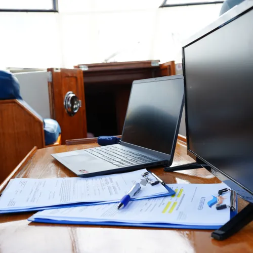 Arbeitsplatz für PC Arbeit auf dem Boot 