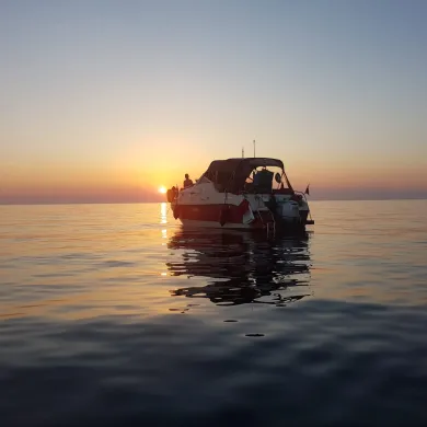 Aqualine 750 Anna Außenaufnahme Boot im Sonnenuntergang