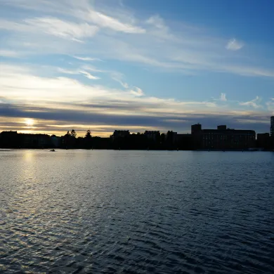 Blick vom Wasser am Abend in Richtung Heimathafen